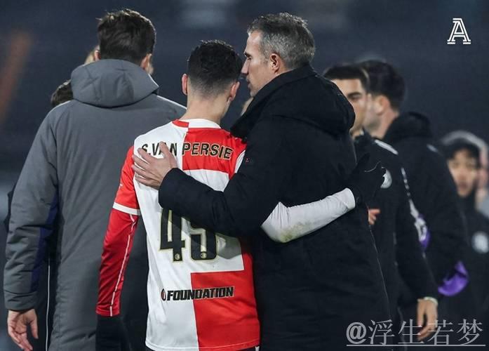 3万人见证!42岁范佩西执教 19岁儿子首秀:1米86踢中锋 3万人见证!42岁范佩西执教 19岁儿子首秀:1米86踢中锋